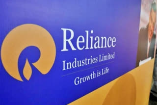 Reliance explores chip manufacturing  potential partners  chip manufacturing  ಚಿಪ್​ ತಯಾರಿಕೆಯಲ್ಲಿ ಕಾಲಿಡಲು ರಿಲಯನ್ಸ್​ ಪ್ರಯತ್ನ  ಸಂಭಾವ್ಯ ಪಾಲುದಾರರೊಂದಿಗೆ ಮಾತುಕತೆ  ಮುಖೇಶ್ ಅಂಬಾನಿ ನೇತೃತ್ವದ ರಿಲಯನ್ಸ್ ಇಂಡಸ್ಟ್ರೀಸ್  ಸೆಮಿಕಂಡಕ್ಟರ್ ಉತ್ಪಾದನಾ ವಲಯ  ಸೆಮಿಕಂಡಕ್ಟರ್ ಉತ್ಪಾದನಾ ಕ್ಷೇತ್ರ  ಚಿಪ್ ತಂತ್ರಜ್ಞಾನ ಕಂಪನಿಗಳೊಂದಿಗೆ ಸಂಪರ್ಕ  ಟೆಲಿಕಾಂ ಮತ್ತು ಎಲೆಕ್ಟ್ರಾನಿಕ್ ಉಪಕರಣಗಳ ವ್ಯವಹಾರ