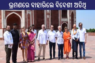 foreign guests visit humayun tomb