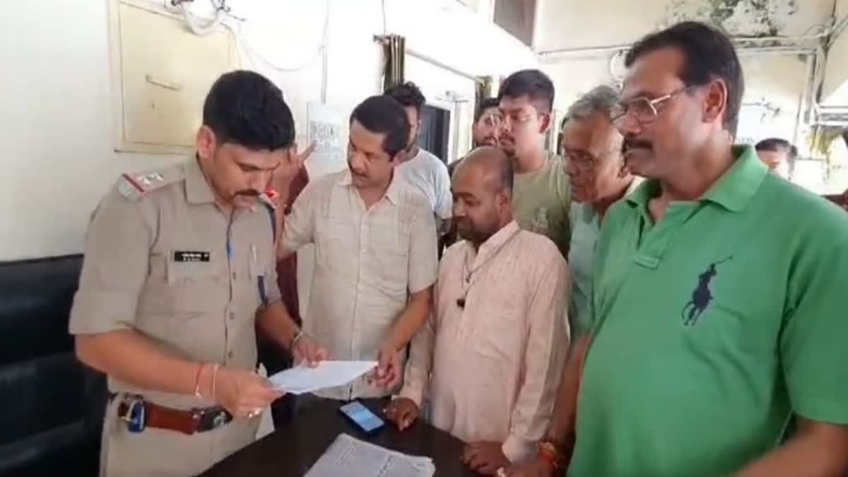 People handed over the letter to the police