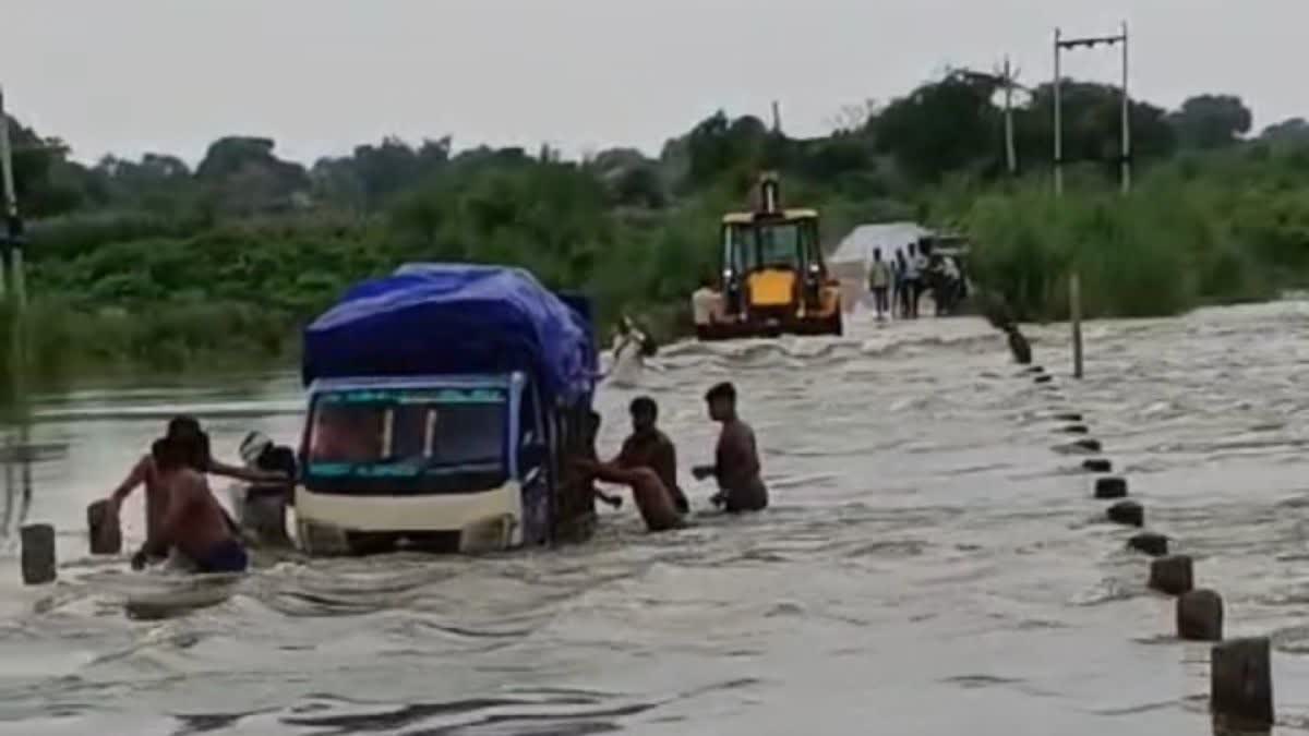 तेज लहरों के बीच फंसा लोडिंग टेंपो