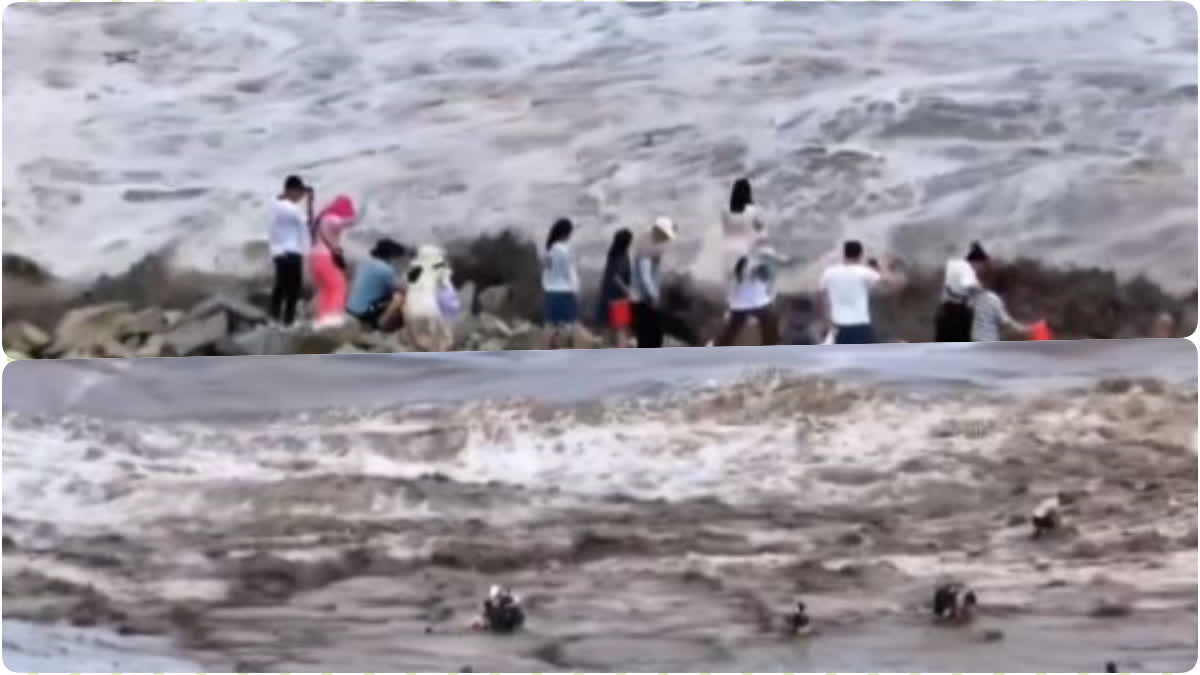 Tourists swept Qiantang River in China