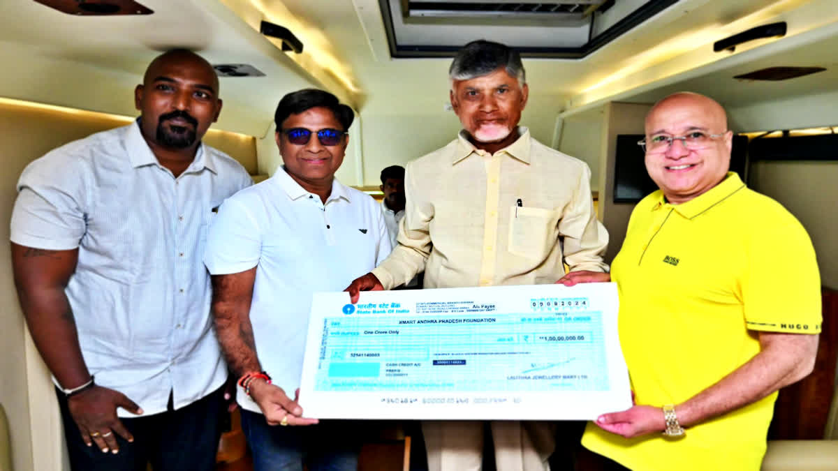 Lalitha Jewellery Donation to CMRF on Floods