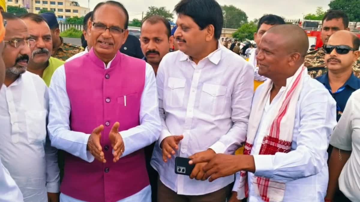 Jharkhand BJP incharge and Union Minister Shivraj Singh Chouhan meeting with party workers in Dhanbad