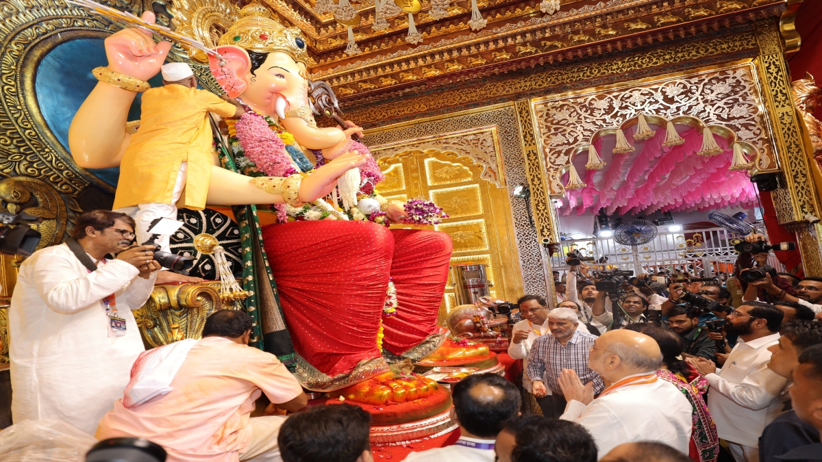 Amit Shah visits Lalbaugcha raja ahead of maharashtra assembly election