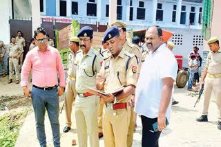 पुलिस अन्य आरोपियों की तलाश कर रही है.