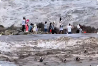 Tourists swept Qiantang River in China