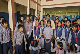 famous-truck-driver-vlogger-rajesh-rawani-visit-school-hazaribagh