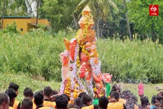 தென்பெண்ணை ஆற்றில் கரைக்கப்படும் விநாயகா் சிலை