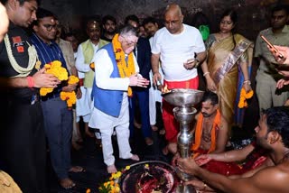 Governor Santosh Kumar Gangwar offered prayers at Deoghar Baba Dham temple