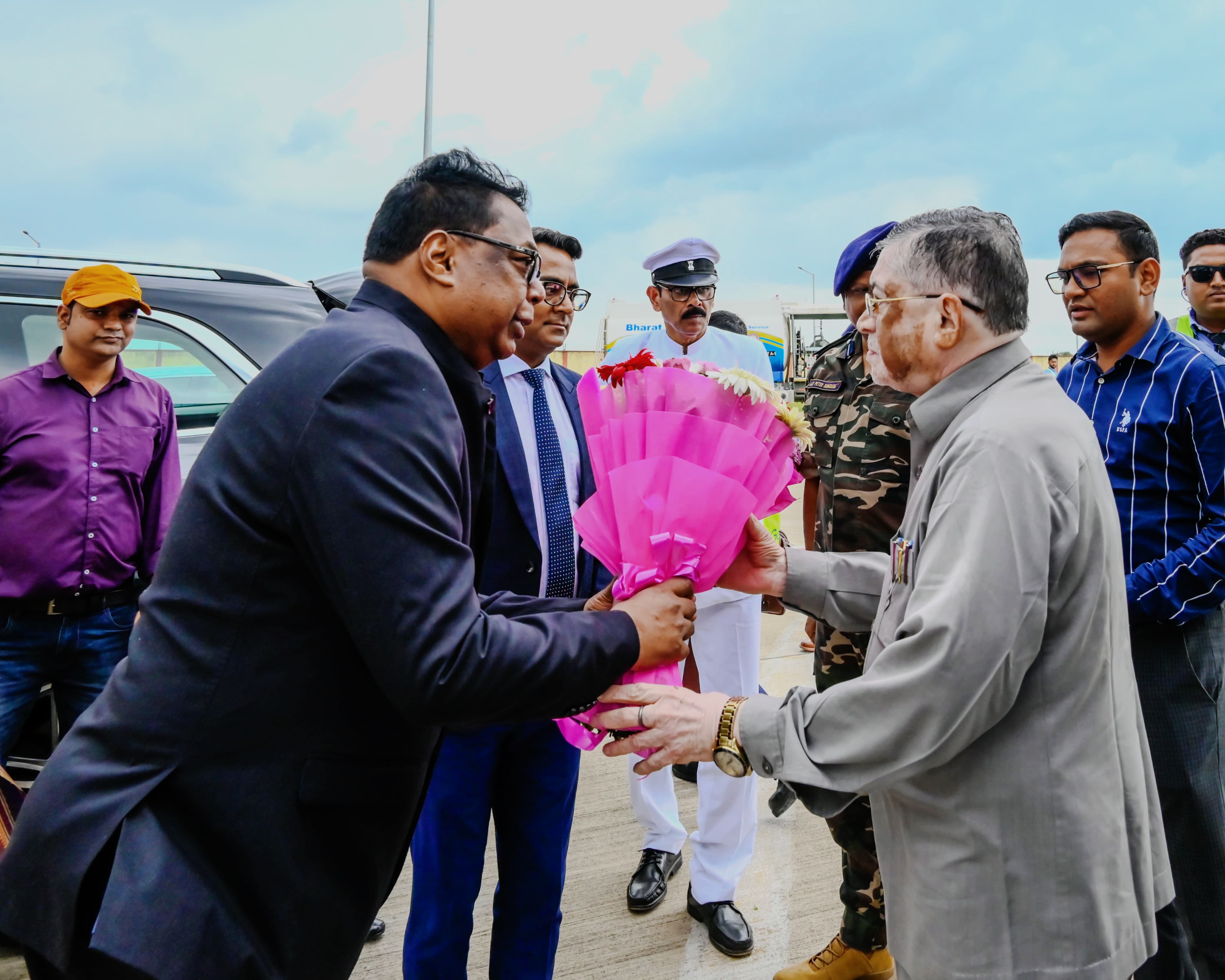 Governor Santosh Kumar Gangwar offered prayers at Deoghar Baba Dham temple