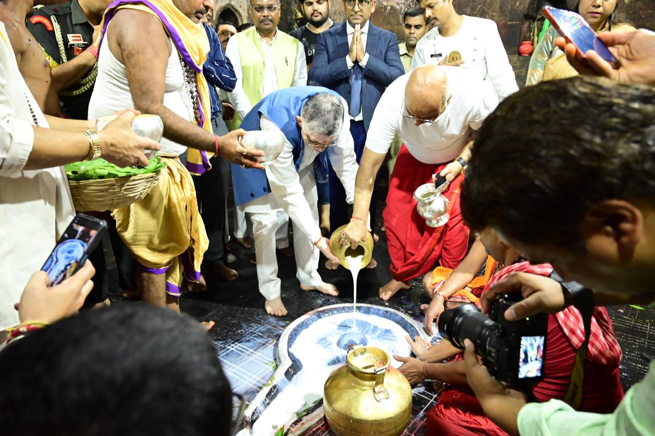 Governor Santosh Kumar Gangwar offered prayers at Deoghar Baba Dham temple