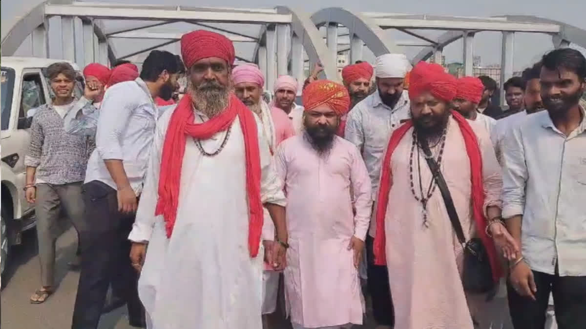 Sant Samaj leaders jammed the Bhandari bridge for their demands In Amritsar