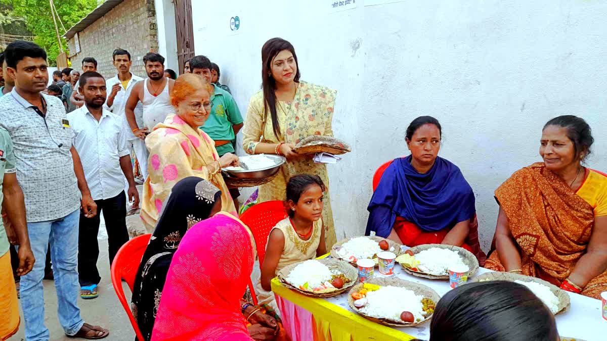 मेयर और वार्ड पार्षद ने सफाईकर्मियों को परोसा भोजन