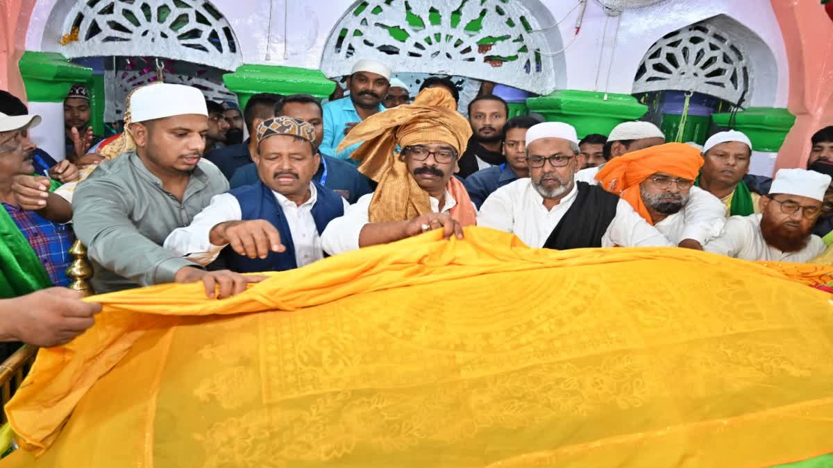 Chadarposhi at Risaldar Baba Dargah