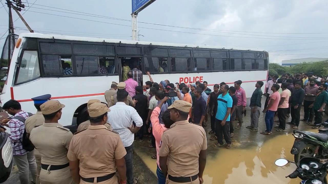 ஊழியர்களை போலீசார் கைது செய்த புகைப்படம்