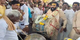 Ballari Dasara: Former minister Sriramulu celebrated by beating the drums