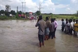 ಹಳ್ಳ ದಾಟುತ್ತಿದ್ದಾಗ ಕೊಚ್ಚಿ ಹೋದ ವ್ಯಕ್ತಿ