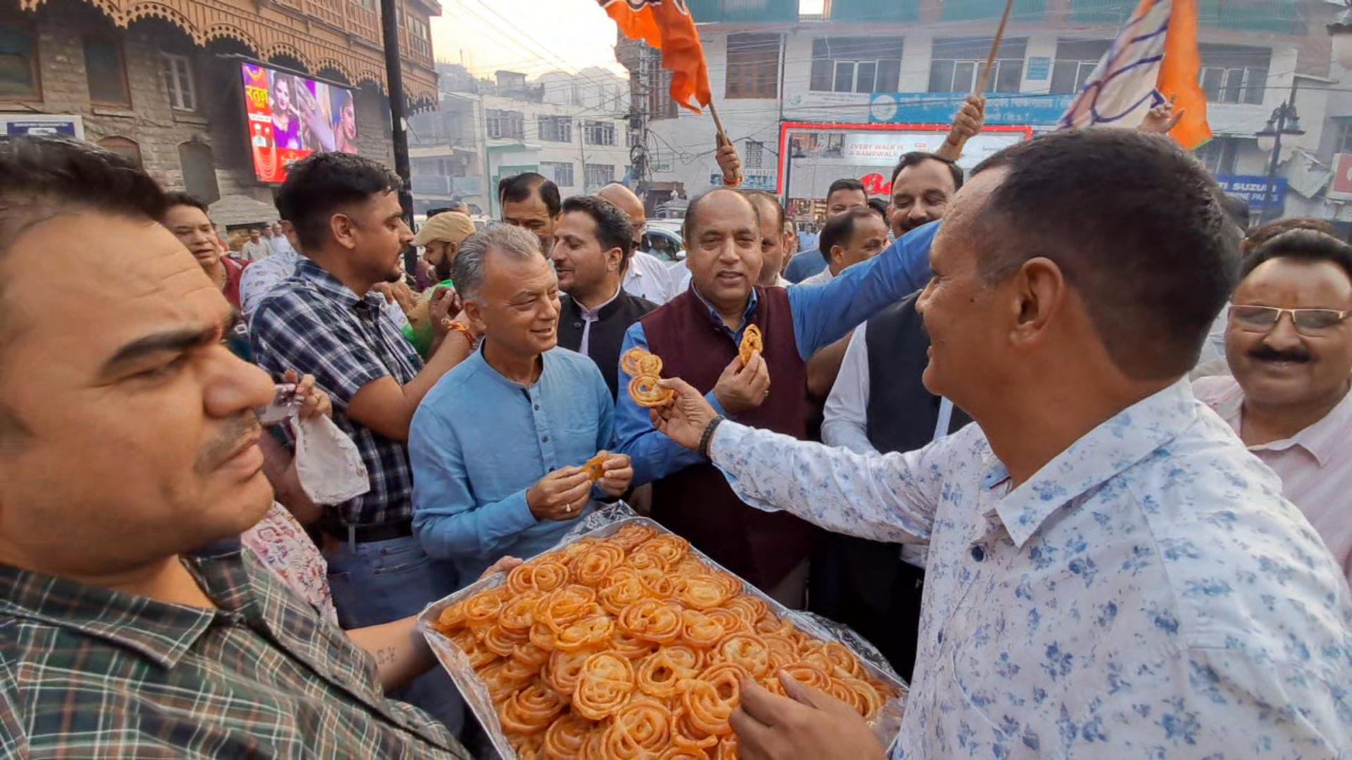 मंडी में जयराम ठाकुर ने बांटी जलेबी