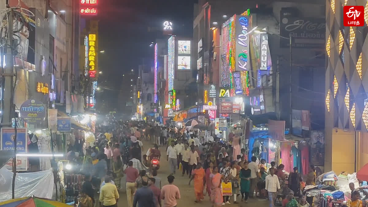 heavy crowd at Kumbakonam Bazar street amid diwali festival