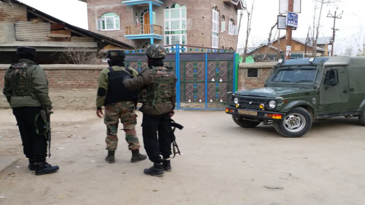 One TRF terrorist killed in encounter with security forces in JK  Terrorist Attack In Shopian In Jammu Kashmir  TRF Terrorist Killed  Terrorist Attack In Shopian  ഭീകരന്‍ കൊല്ലപ്പെട്ടു  സുരക്ഷ സേന  ടിആര്‍എഫ് സേന