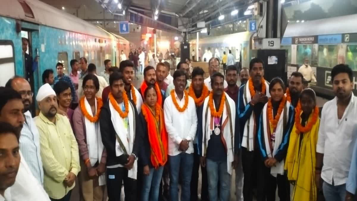 Warm welcome to players at Tatanagar Railway Station in Jamshedpur