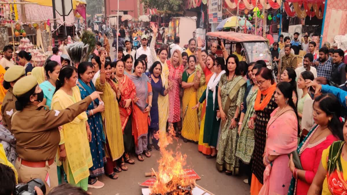 गाजियाबाद महिला मोर्चा ने मुख्यमंत्री नीतीश कुमार का पुतला फूंका