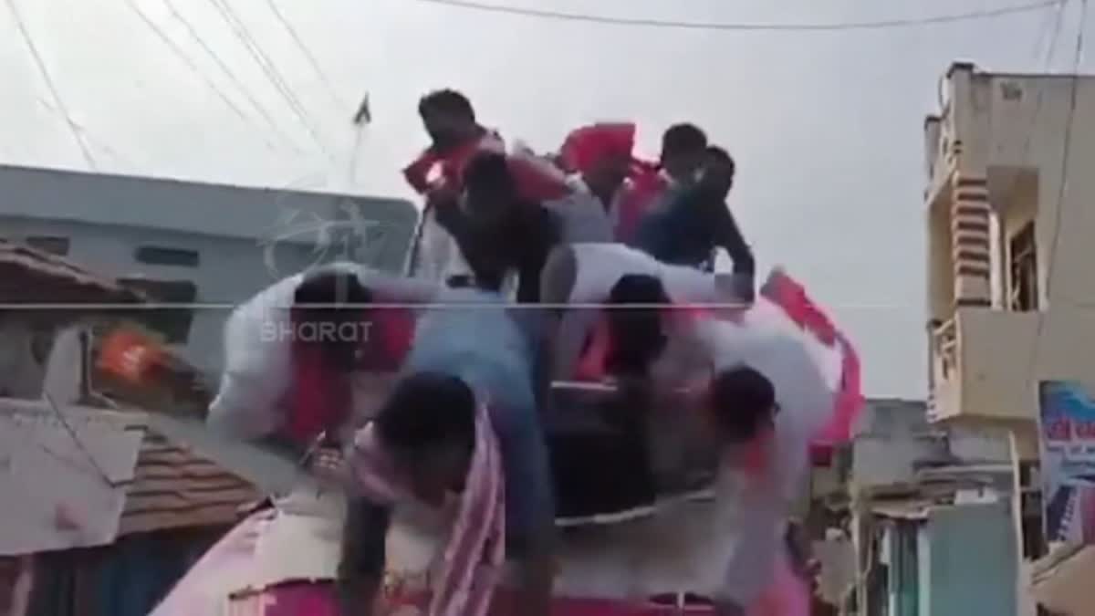 KTR falls from campaign vehicle: ਜੀਵਨ ਰੈੱਡੀ ਦੀ ਨਾਮਜ਼ਦਗੀ ਲਈ ਜਾ ਰਹੇ ਪ੍ਰਚਾਰ ਵਾਹਨ ਤੋਂ ਡਿੱਗਿਆ ਕੇਟੀਆਰ