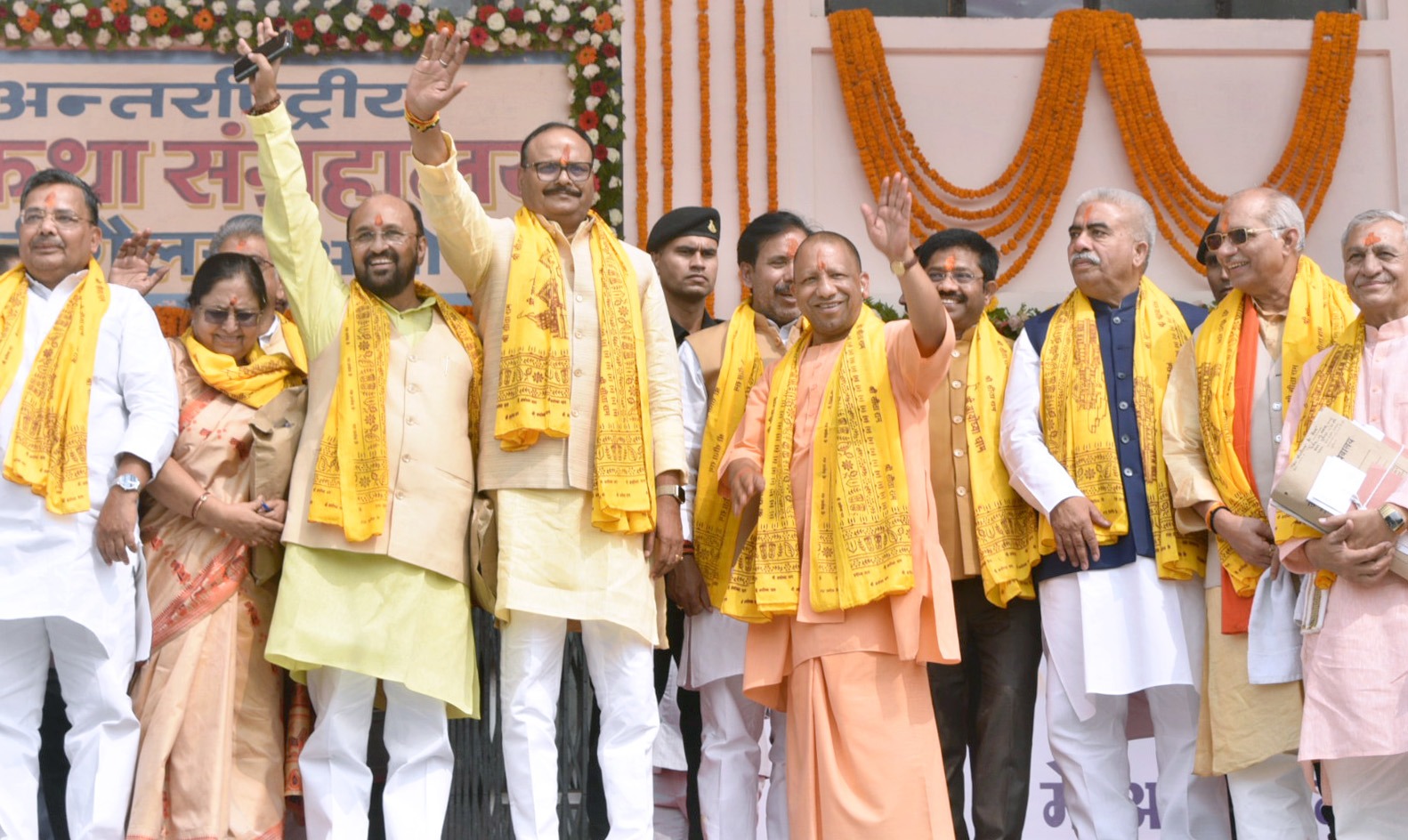 अयोध्या में लोगों का अभिवादन करते सीएम योगी और मंत्री