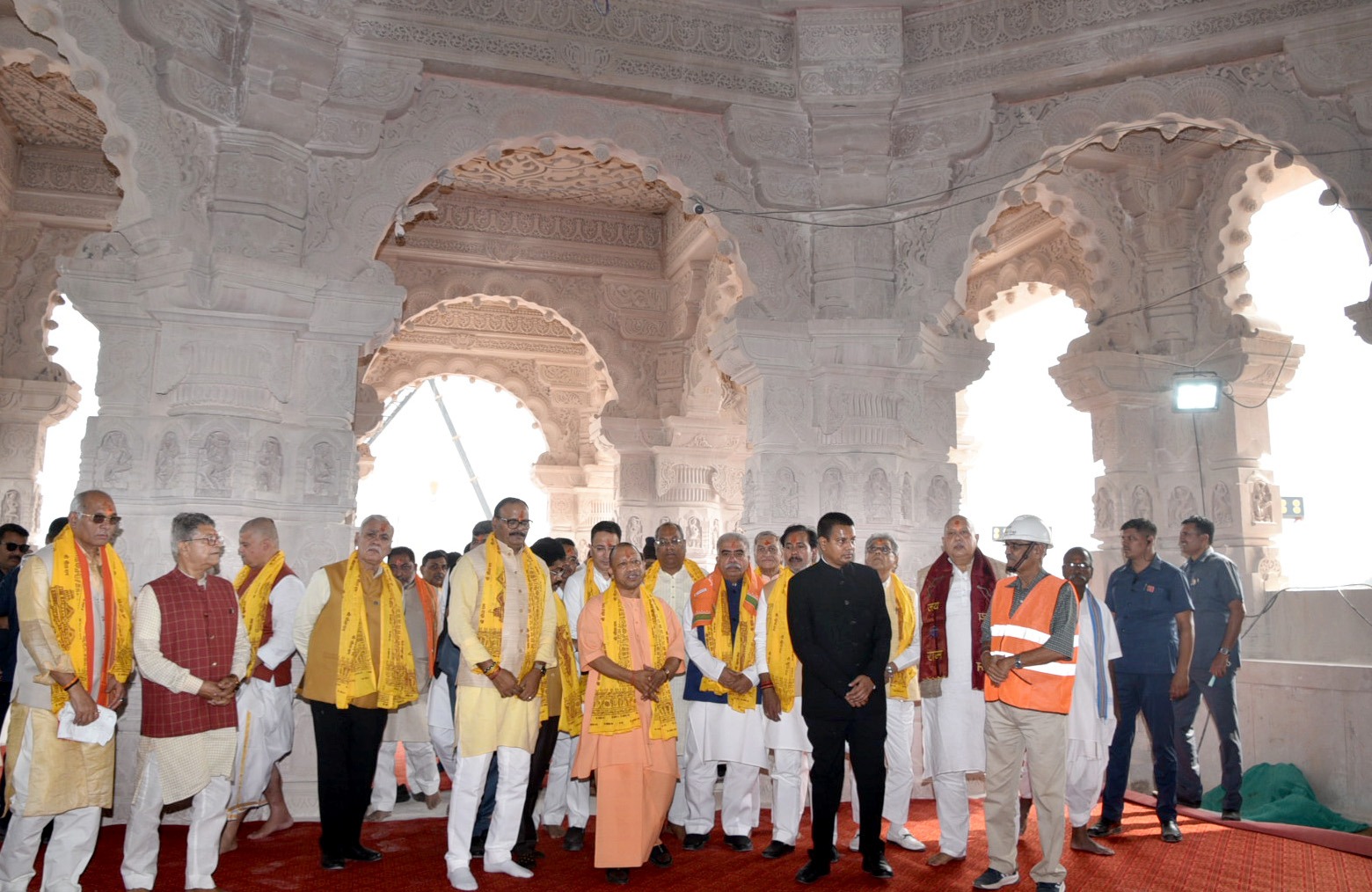 राम मंदिर निर्णाण का जायजा लेते सीएम योगी और अन्य मंत्री