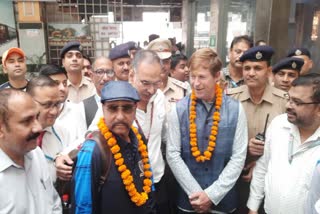 senior-cricketer-syed-kirmani-jonty-rhodes-travel-in-vande-bharat-express-train