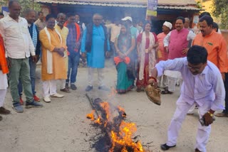 सीएम का पुतला फूंकते बीजेपी कार्यकर्ता