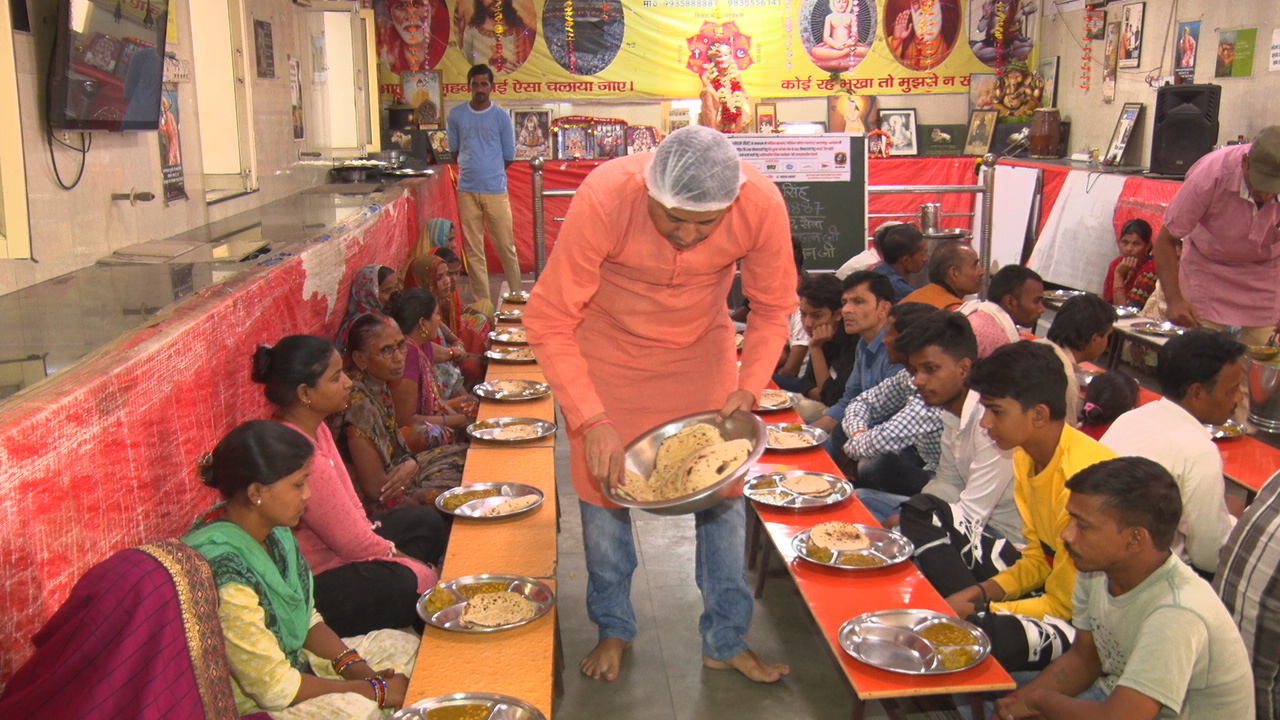 Lucknow Food Man  Food Man  Lucknow News  Prasadam Seva Kendra  Story of Lucknow Food Man  ಹಸಿದವರಿಗೆ ಅನ್ನದಾತ ಈತ  ದಿನನಿತ್ಯ ಸಾವಿರಾರೂ ಜನರ ಹೊಟ್ಟೆ ತುಂಬಿಸುವ ಫುಡ್​ಮ್ಯಾನ್​ ಫುಡ್ ಮ್ಯಾನ್ ಎಂದೇ ಖ್ಯಾತರಾಗಿರುವ ವ್ಯಕ್ತಿ  ಬಡವರ ಹಸಿವನ್ನೇ ನಿಗಿಸಲು ಜನಿಸಿದಂತೆ  ಪ್ರತಿದಿನ ಸಾವಿರಾರೂ ಜನರು ಹೊಟ್ಟೆ ತುಂಬ ಉಚಿತವಾಗಿ ಊಟ  ಯಾರೀ ಫುಡ್ ಮ್ಯಾನ್  ರಸ್ತೆಗೆ ಎಸೆದ ಸಮೋಸ ತಿನ್ನುವುದನ್ನು ನೊಡಿದ್ದೇನೆ  ಸೇವೆಯೇ ಜೀವನದ ಸಂಕಲ್ಪ  ಬಡವರೊಂದಿಗೆ ಹುಟ್ಟುಹಬ್ಬ ಆಚರಿಸಿಕೊಳ್ಳಲು ಜನ  ಹಲವು ಆಸ್ಪತ್ರೆಗಳಲ್ಲಿ ಪ್ರಸಾದ ಸೇವೆ ಆರಂಭ  ಜಗತ್ತನ್ನು ಹಸಿವು ಮುಕ್ತಗೊಳಿಸುವ ಅಭಿಯಾನ  ಪ್ರಸಾದ ಸೇವಾ ಕೇಂದ್ರ ಕೋಮು ಸೌಹಾರ್ದಕ್ಕೆ ನಿದರ್ಶನ