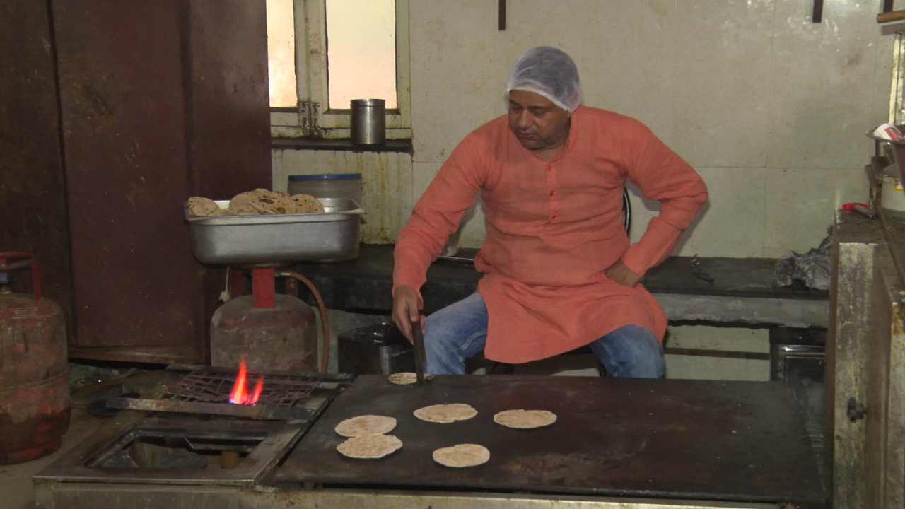 Lucknow Food Man  Food Man  Lucknow News  Prasadam Seva Kendra  Story of Lucknow Food Man  ಹಸಿದವರಿಗೆ ಅನ್ನದಾತ ಈತ  ದಿನನಿತ್ಯ ಸಾವಿರಾರೂ ಜನರ ಹೊಟ್ಟೆ ತುಂಬಿಸುವ ಫುಡ್​ಮ್ಯಾನ್​ ಫುಡ್ ಮ್ಯಾನ್ ಎಂದೇ ಖ್ಯಾತರಾಗಿರುವ ವ್ಯಕ್ತಿ  ಬಡವರ ಹಸಿವನ್ನೇ ನಿಗಿಸಲು ಜನಿಸಿದಂತೆ  ಪ್ರತಿದಿನ ಸಾವಿರಾರೂ ಜನರು ಹೊಟ್ಟೆ ತುಂಬ ಉಚಿತವಾಗಿ ಊಟ  ಯಾರೀ ಫುಡ್ ಮ್ಯಾನ್  ರಸ್ತೆಗೆ ಎಸೆದ ಸಮೋಸ ತಿನ್ನುವುದನ್ನು ನೊಡಿದ್ದೇನೆ  ಸೇವೆಯೇ ಜೀವನದ ಸಂಕಲ್ಪ  ಬಡವರೊಂದಿಗೆ ಹುಟ್ಟುಹಬ್ಬ ಆಚರಿಸಿಕೊಳ್ಳಲು ಜನ  ಹಲವು ಆಸ್ಪತ್ರೆಗಳಲ್ಲಿ ಪ್ರಸಾದ ಸೇವೆ ಆರಂಭ  ಜಗತ್ತನ್ನು ಹಸಿವು ಮುಕ್ತಗೊಳಿಸುವ ಅಭಿಯಾನ  ಪ್ರಸಾದ ಸೇವಾ ಕೇಂದ್ರ ಕೋಮು ಸೌಹಾರ್ದಕ್ಕೆ ನಿದರ್ಶನ