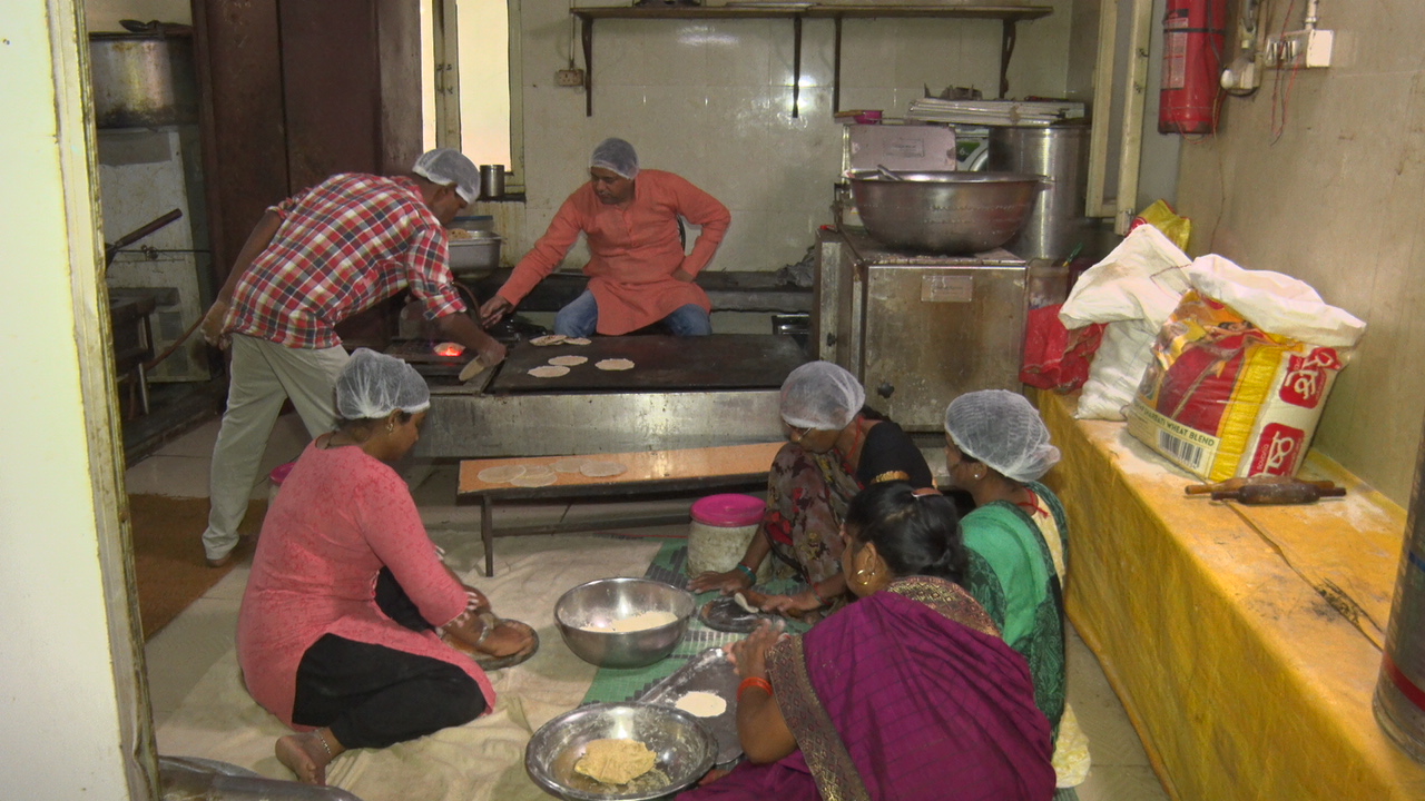 Lucknow Food Man  Food Man  Lucknow News  Prasadam Seva Kendra  Story of Lucknow Food Man  ಹಸಿದವರಿಗೆ ಅನ್ನದಾತ ಈತ  ದಿನನಿತ್ಯ ಸಾವಿರಾರೂ ಜನರ ಹೊಟ್ಟೆ ತುಂಬಿಸುವ ಫುಡ್​ಮ್ಯಾನ್​ ಫುಡ್ ಮ್ಯಾನ್ ಎಂದೇ ಖ್ಯಾತರಾಗಿರುವ ವ್ಯಕ್ತಿ  ಬಡವರ ಹಸಿವನ್ನೇ ನಿಗಿಸಲು ಜನಿಸಿದಂತೆ  ಪ್ರತಿದಿನ ಸಾವಿರಾರೂ ಜನರು ಹೊಟ್ಟೆ ತುಂಬ ಉಚಿತವಾಗಿ ಊಟ  ಯಾರೀ ಫುಡ್ ಮ್ಯಾನ್  ರಸ್ತೆಗೆ ಎಸೆದ ಸಮೋಸ ತಿನ್ನುವುದನ್ನು ನೊಡಿದ್ದೇನೆ  ಸೇವೆಯೇ ಜೀವನದ ಸಂಕಲ್ಪ  ಬಡವರೊಂದಿಗೆ ಹುಟ್ಟುಹಬ್ಬ ಆಚರಿಸಿಕೊಳ್ಳಲು ಜನ  ಹಲವು ಆಸ್ಪತ್ರೆಗಳಲ್ಲಿ ಪ್ರಸಾದ ಸೇವೆ ಆರಂಭ  ಜಗತ್ತನ್ನು ಹಸಿವು ಮುಕ್ತಗೊಳಿಸುವ ಅಭಿಯಾನ  ಪ್ರಸಾದ ಸೇವಾ ಕೇಂದ್ರ ಕೋಮು ಸೌಹಾರ್ದಕ್ಕೆ ನಿದರ್ಶನ