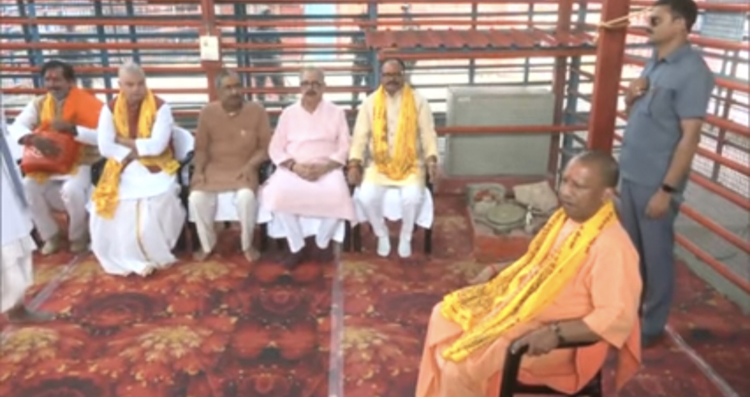 अयोध्या में मंत्रियों के साथ सीएम योगी