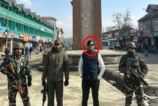 Gujarat conman Kiran Patel (encircled) with security personnel posing for a photograph during his visit to Kashmir