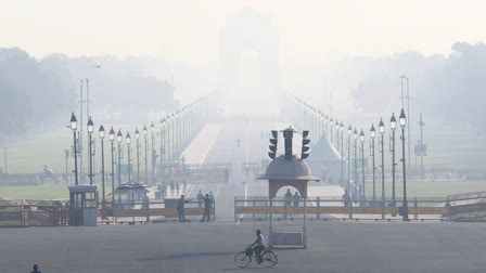 A view of the Kartavya Path amid smog as air quality remains in 'very poor' category, in New Delhi