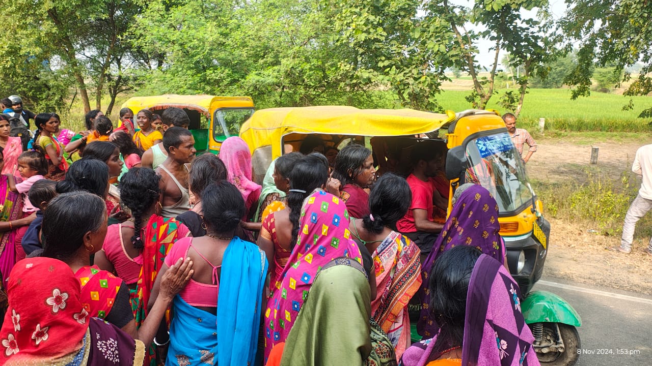 सड़क हादसे में युवक की मौत के बाद मौजूद परिजन