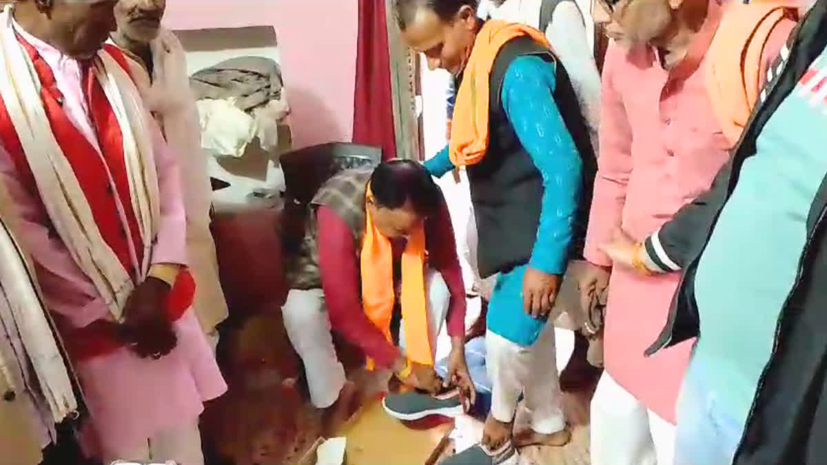 Ramesh Khatik Gave Shoes To His Supporter