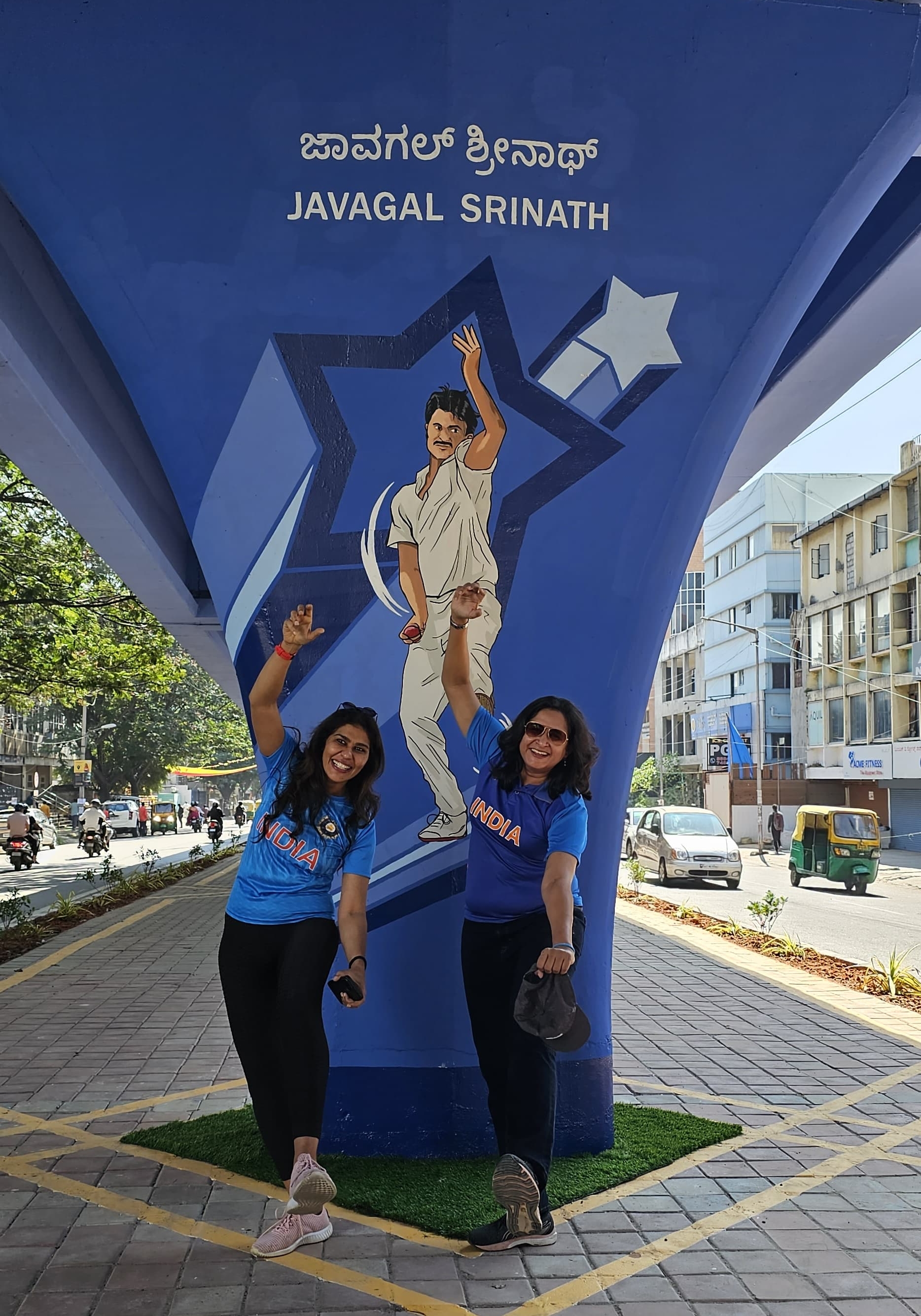 Pillar painted by cricketers pictures  cricketers pictures under brand Bengaluru  brand Bengaluru  ಬ್ರಾಂಡ್ ಬೆಂಗಳೂರಿನ ಅಡಿ  ಫ್ಲೈಓವರ್​ನ ಪಿಲ್ಲರ್​ಗಳಿಗೆ ಸಿಗುತ್ತಿದೆ ಮೇಕ್ ಓವರ್  ಫ್ಲೈಓವರ್​ನ ಪಿಲ್ಲರ್​ಗಳಿಗೆ ಕ್ರಿಕೆಟಿಗರ ಚಿತ್ರ  ಸಿಲಿಕಾನ್ ಸಿಟಿಯನ್ನು ಸುಂದರಗೊಳಿಸುವ ಪ್ರಯತ್ನ  ಶಾಂತಿನಗರದ ಡಬ್ಬಲ್ ರಸ್ತೆ