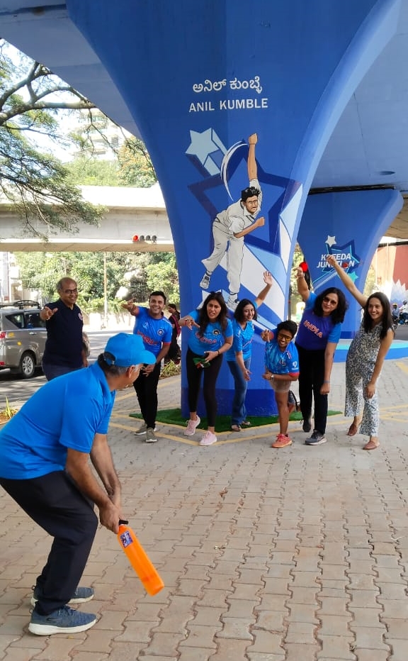 Pillar painted by cricketers pictures  cricketers pictures under brand Bengaluru  brand Bengaluru  ಬ್ರಾಂಡ್ ಬೆಂಗಳೂರಿನ ಅಡಿ  ಫ್ಲೈಓವರ್​ನ ಪಿಲ್ಲರ್​ಗಳಿಗೆ ಸಿಗುತ್ತಿದೆ ಮೇಕ್ ಓವರ್  ಫ್ಲೈಓವರ್​ನ ಪಿಲ್ಲರ್​ಗಳಿಗೆ ಕ್ರಿಕೆಟಿಗರ ಚಿತ್ರ  ಸಿಲಿಕಾನ್ ಸಿಟಿಯನ್ನು ಸುಂದರಗೊಳಿಸುವ ಪ್ರಯತ್ನ  ಶಾಂತಿನಗರದ ಡಬ್ಬಲ್ ರಸ್ತೆ