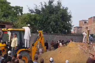 Wall Collapse Accident  Mau Wall Collapse Accident  Wall Collapse Accident In Uttar Pradesh Mau  Uttar Pradesh Mau Wall Collapse Accident  Mau Wall Collapse Accident Death  UP Mau Wall Collapse Video  Accident During Pre Wedding Function In UP  ഉത്തര്‍പ്രദേശ് മതില്‍ ഇടിഞ്ഞ് വീണ് അപകടം  ഹല്‍ദി ആഘോഷത്തിനിടെ മതിലിടിഞ്ഞ് അപകടം  ഉത്തർപ്രദേശ് മൗ ജില്ല മതില്‍ ഇടിഞ്ഞ് അപകടം