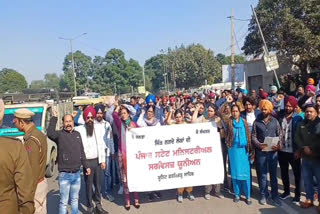 Protest against the state government by the Punjab State Ministerial Services Union in fatehgarh sahib