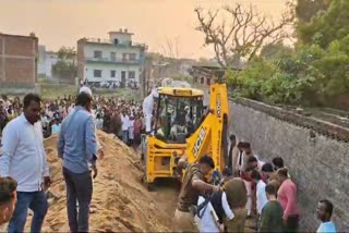 ಹಲ್ದಿ ಕಾರ್ಯಕ್ರಮಕ್ಕೆ ತೆರಳುವಾಗ ಗೋಡೆ ಕುಸಿತ