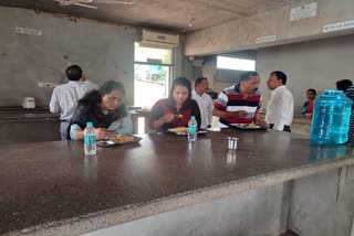 DC eat breakfast at indira canteen