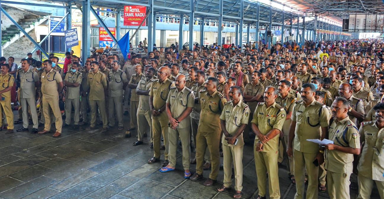 sabarimala  ശബരിമല ഭക്തജന തിരക്ക്  ഭക്തജന തിരക്ക് സന്നിധാനം  ശബരിമല സന്നിധാനം  ശബരിമല തിരക്ക്  ജനത്തിരക്ക് ശബരിമല  Sabarimala news  sabarimala pilgrimage  sabarimala pilgrims  sabarimala devotees  huge crowd of devotees Sabarimala  crowd in Sabarimala