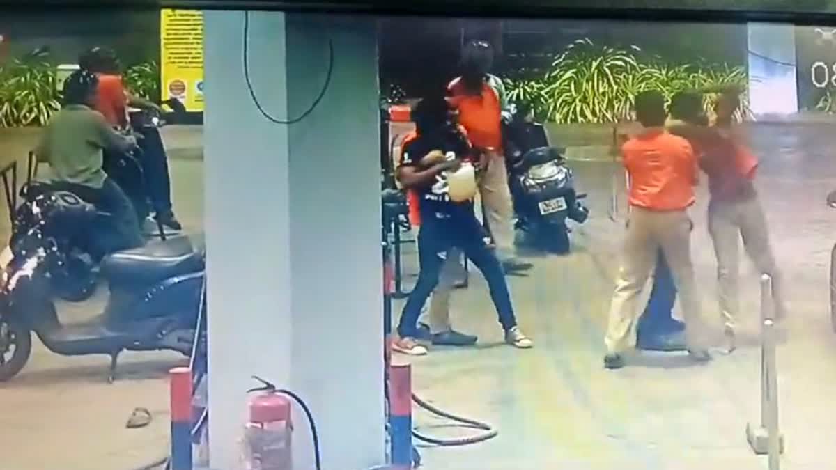 പെട്രോൾ പമ്പ് ജീവനക്കാരന് മർദനം  PETROL PUMP EMPLOYEE ASSAULTED  LATEST NEWS IN MALAYALAM  Petrol Pump Employee Stabbed