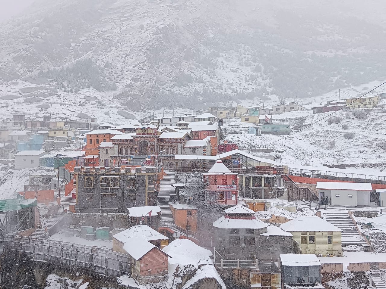 Snowfall in Badrinath Dham