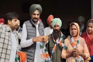 Sidhu Moosewala's father Balkaur Sidhu welcomed the workers who left different parties to the Congress.