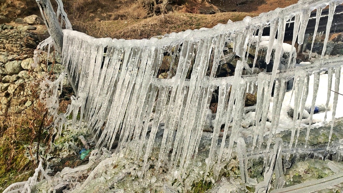 Kashmir is building up for snowy days ahead as dry cold engulfs the valley with temperatures plunging to minus 9 at Gulmarg, the famed meadow that becomes skiers' paradise once snowfall turns it into a white wonder.